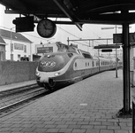 854142 Afbeelding van de aankomst van een diesel-hydraulisch T.E.E.-treinstel VT 11.5 (later serie VT 601) van de D.B. ...